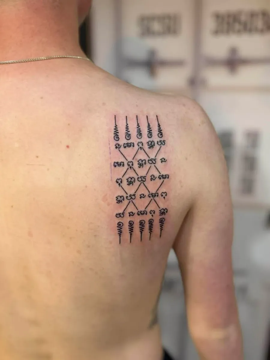 Five-line Sak Yant (Ha Taew) by RUN INK Tattoo Bangkok