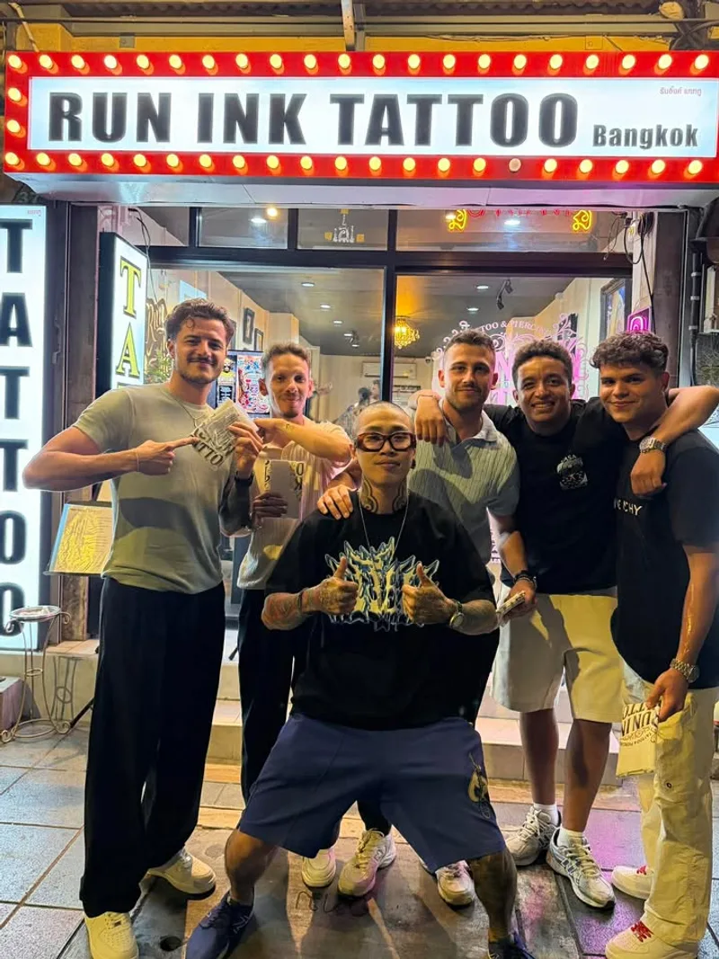 กลุ่มลูกค้าและทีมงาน RUN INK Tattoo Bangkok หน้าร้าน