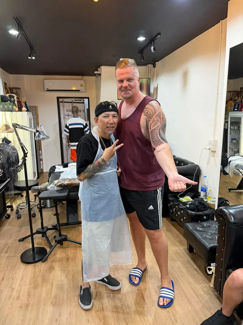 ลูกค้ากับผลงานสักสลีฟที่ RUN INK Tattoo Bangkok