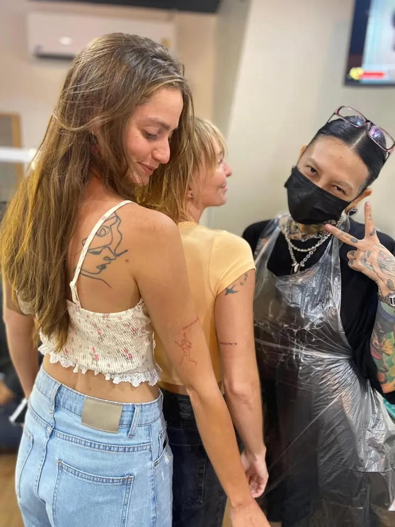 ลูกค้าโชว์รอยสักที่แผ่นหลังกับช่าง RUN INK Tattoo Bangkok