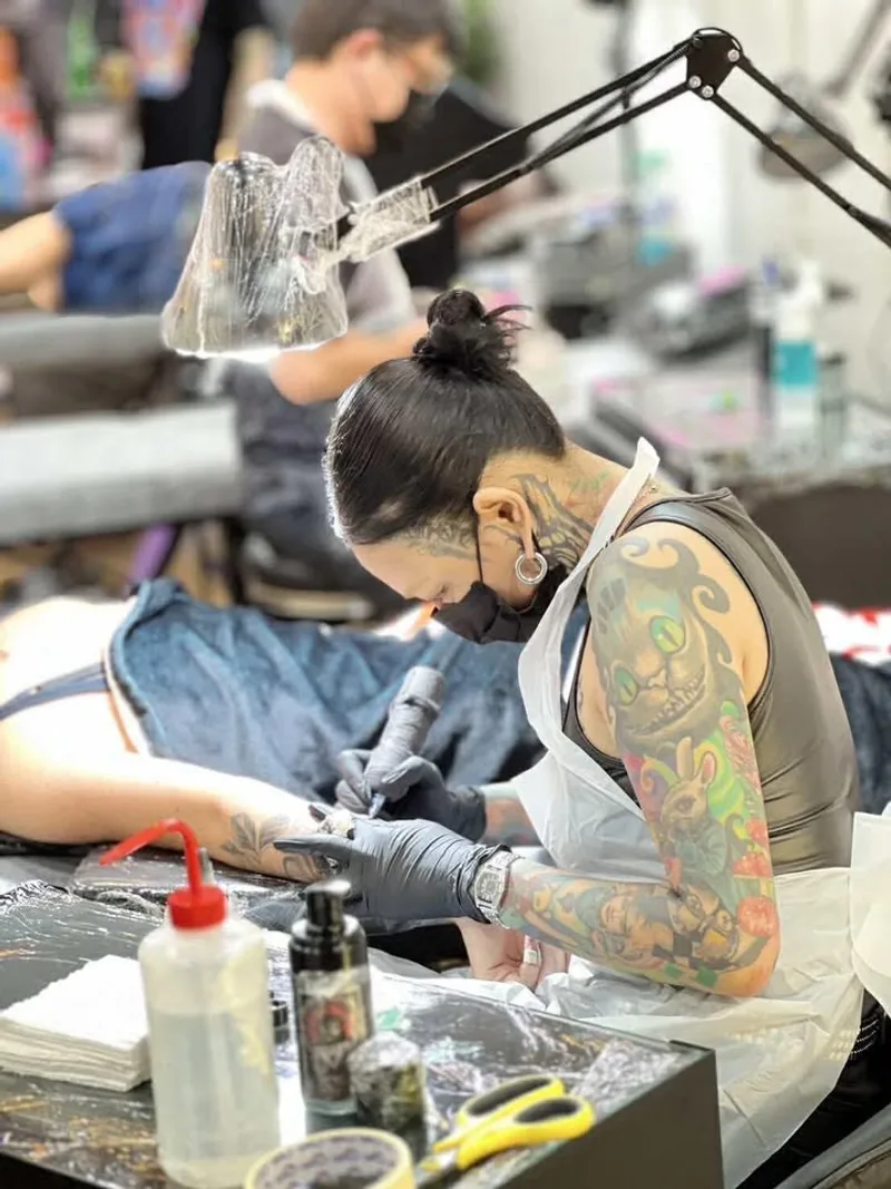 ช่างกำลังสักให้ลูกค้าที่ RUN INK Tattoo Bangkok